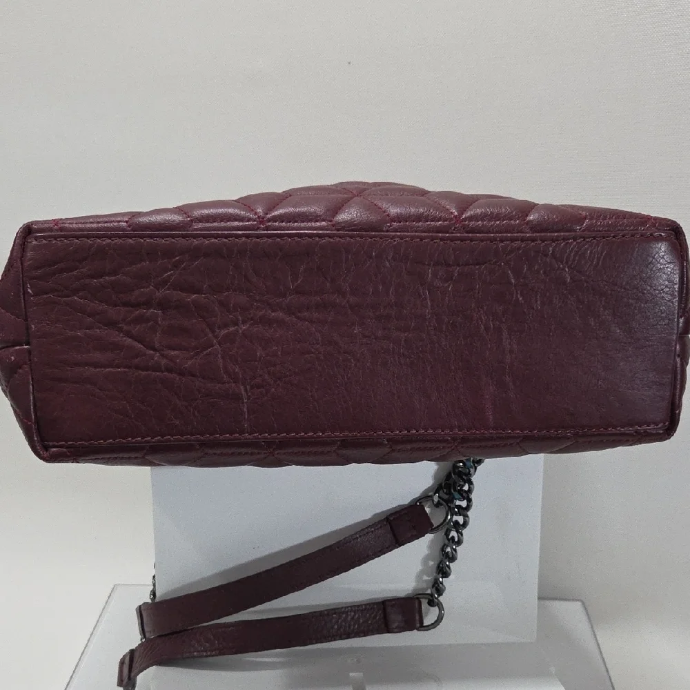 Chic Quilted Shoulder Bag in Rich Burgundy - Picture 4 of 8